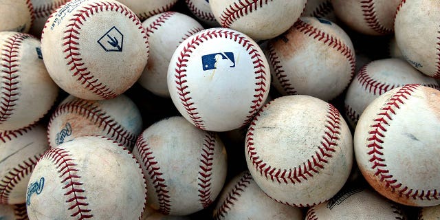 El logotipo de la MLB en la práctica de bateo antes de un juego entre Peoria Javelinas y Mesa Solar Sox en Sloan Park el 21 de septiembre de 2019 en Mesa, Arizona. 