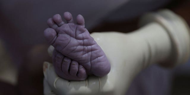 Con India a punto de convertirse en el país más poblado del mundo, el interés por los anticonceptivos sigue disminuyendo 4 Una enfermera sostiene los pies de un bebé recién nacido en Bihar, India, el 21 de marzo de 2023. India está a punto de convertirse en el país más poblado del mundo.