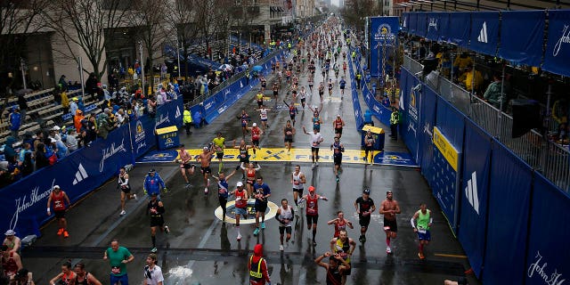 Los corredores corren por Boylston Street mientras llueve en la 127.ª maratón de Boston.