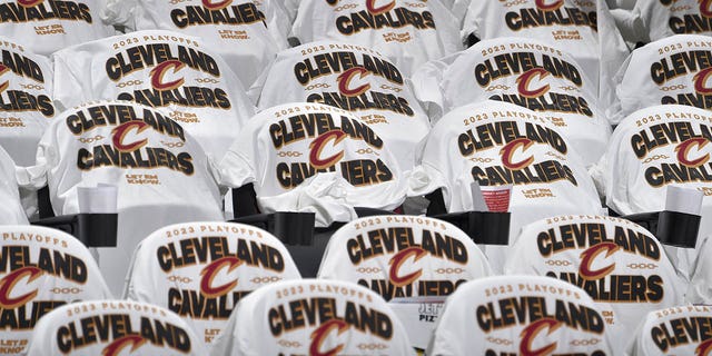 Camisetas dispuestas para los fanáticos antes del Juego 2 de los Playoffs de la NBA de 2023 entre los New York Knicks y los Cleveland Cavaliers el 18 de abril de 2023 en Rocket Mortgage FieldHouse en Cleveland, Ohio. 