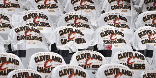 Camisetas dispuestas para los fanáticos antes del Juego 2 de los Playoffs de la NBA de 2023 entre los New York Knicks y los Cleveland Cavaliers el 18 de abril de 2023 en Rocket Mortgage FieldHouse en Cleveland, Ohio. 