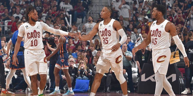 Darius Garland #10 choca los cinco Isaac Okoro #35 de los Cleveland Cavaliers durante el Playoff del Juego 1 de la Ronda 1 de la NBA de 2023 contra los New York Knicks el 15 de abril de 2023 en Rocket Mortgage FieldHouse en Cleveland, Ohio. 