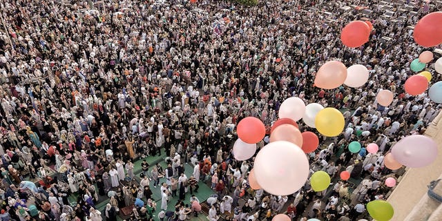 Musulmanes celebran Eid al-Fitr con globos