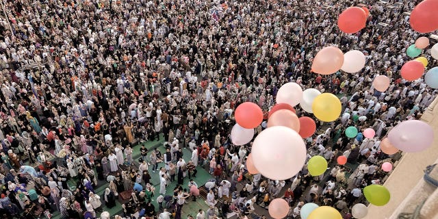 Los musulmanes celebran Eid al-Fitr para marcar el final del Ramadán 4 Musulmanes celebran Eid al-Fitr con globos
