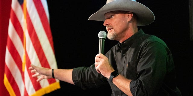El alguacil del condado de Pinal, Mark Lamb, habla durante el evento del ayuntamiento del candidato republicano al Senado, Jim Lamon, en el Combs Performing Arts Center en San Tan Valley, Arizona, el 7 de julio de 2022.