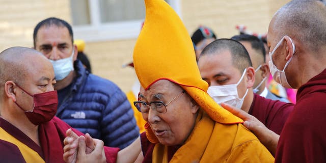 El líder espiritual tibetano, el Dalai Lama, llega para un servicio de oración en el principal templo tibetano en MacLeod Ganj el 5 de abril de 2023 (AFP a través de Getty Images)