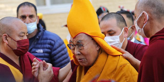 El Dalai Lama dice que fue 'inocente y dulce' cuando le pidió a un niño que 'chupe mi lengua' 4 El líder espiritual tibetano, el Dalai Lama, llega para un servicio de oración en el principal templo tibetano en MacLeod Ganj el 5 de abril de 2023 (AFP a través de Getty Images)