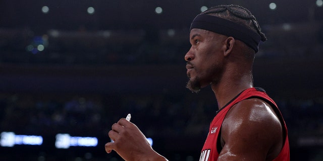 Jimmy Butler üç sayı çizgisinin yakınında duruyor