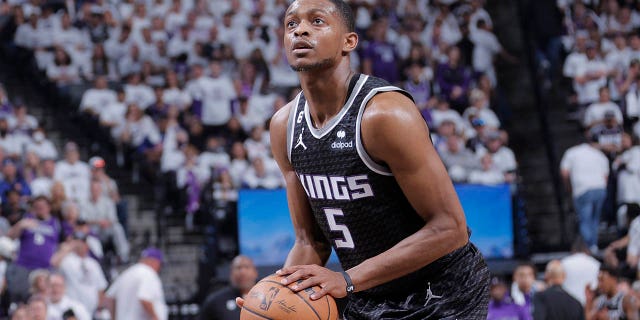 Sacramento Kings'in 5 numaralı De'Aaron Fox'u, 15 Nisan 2023'te Sacramento, California'daki Golden 1 Center'da Golden State Warriors'a karşı 2023 NBA Playofflarının Birinci Tur Birinci Maçı sırasında serbest atış atmaya hazırlanıyor.