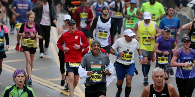 يصل العداؤون إلى قمة Heartbreak Hill خلال ماراثون بوسطن 127.