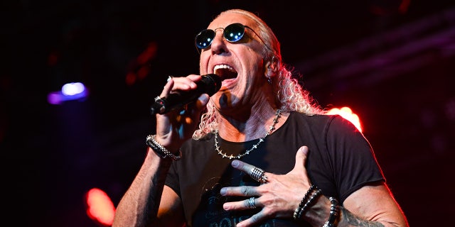 Dee Snider remembered a terrifying ordeal with a fan outside a bar.