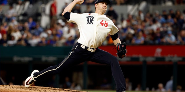 Jacob deGrom en el montículo para los Rangers