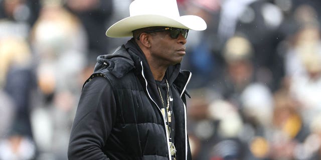 Deion Sanders con sombrero de vaquero