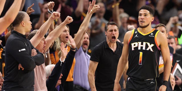Devin Booker # 1 de los Phoenix Suns reacciona después de conectar un tiro de tres puntos contra los LA Clippers en la primera mitad del Juego 2 de los Playoffs de la Primera Ronda de la Conferencia Oeste en el Footprint Center el 18 de abril de 2023 en Phoenix, Arizona.