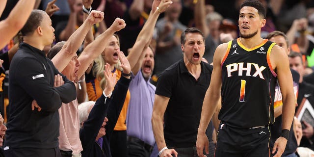 Devin Booker # 1 de los Phoenix Suns reacciona después de conectar un tiro de tres puntos contra los LA Clippers en la primera mitad del Juego 2 de los Playoffs de la Primera Ronda de la Conferencia Oeste en el Footprint Center el 18 de abril de 2023 en Phoenix, Arizona.