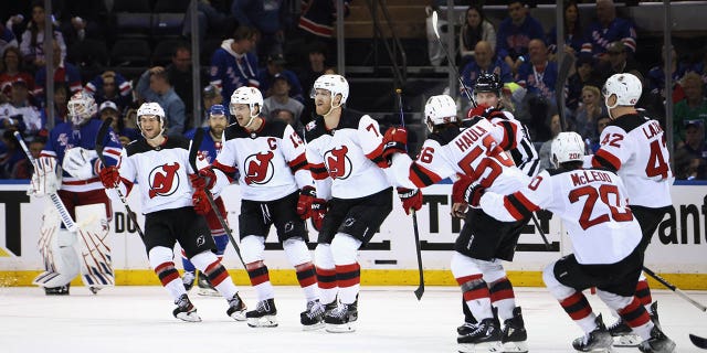 Los Devils celebran el gol de Dougie Hamilton