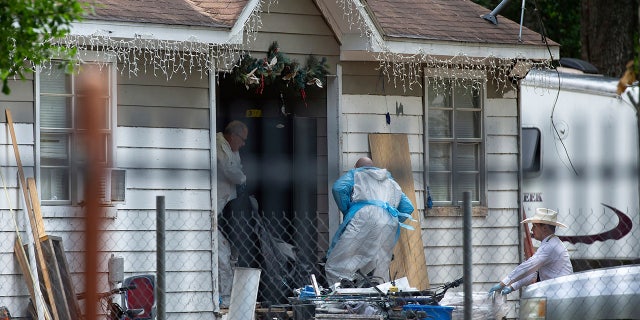 Officials investigate Cleveland, Texas, crime scene