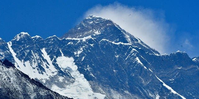 3 escaladores del Everest desaparecen tras caer en profundas grietas 4 El Monte Everest se ve el 25 de abril de 2021. Tres escaladores sherpa desaparecieron el miércoles después de caer en una grieta en el Monte Everest que se estima tiene 160 pies de profundidad.
