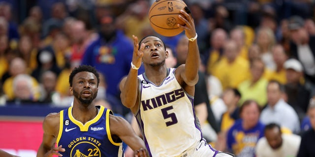 De'Aaron Fox posando