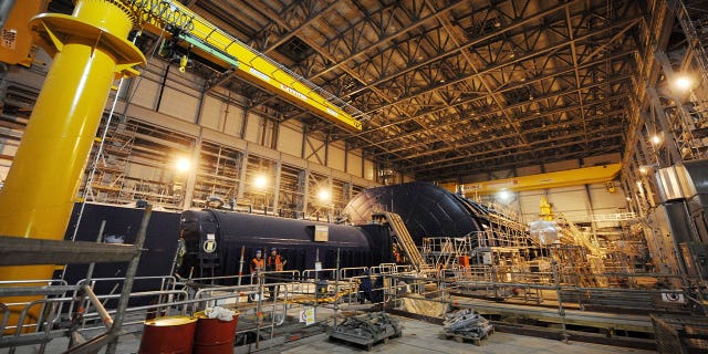 El reactor nuclear más poderoso de Europa se enciende en Finlandia, lo que ayuda al país a cortar los lazos energéticos con Rusia. 4 La sala de turbinas de la central nuclear Olkiluoto 3 en construcción en Eurajoki, Finlandia, el 23 de marzo de 2011.
