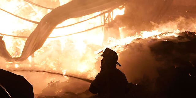 Un bombero trabaja para apagar un incendio en el mercado mayorista Central de Abasto, un importante centro de distribución de alimentos en la Ciudad de México, el 6 de abril de 2023. 
