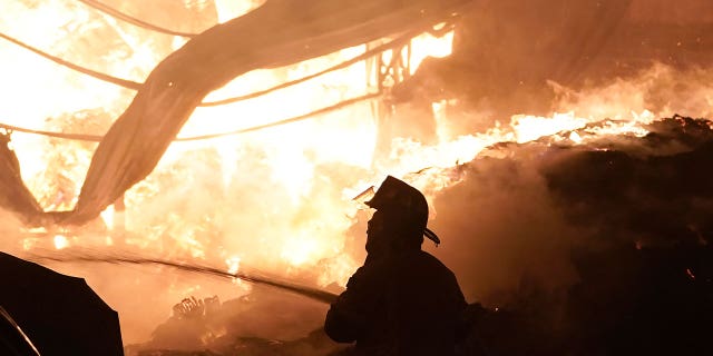 200 bomberos en la Ciudad de México combaten un incendio masivo en un mercado mayorista 4 Un bombero trabaja para apagar un incendio en el mercado mayorista Central de Abasto, un importante centro de distribución de alimentos en la Ciudad de México, el 6 de abril de 2023.