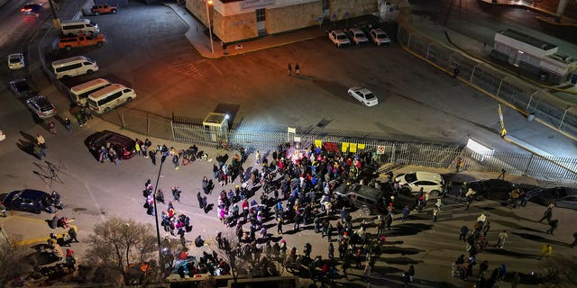 La gente participa en una vigilia por las víctimas de un incendio en un centro de detención de inmigrantes que ha matado a decenas en Ciudad Juárez, México, el 28 de marzo de 2023.