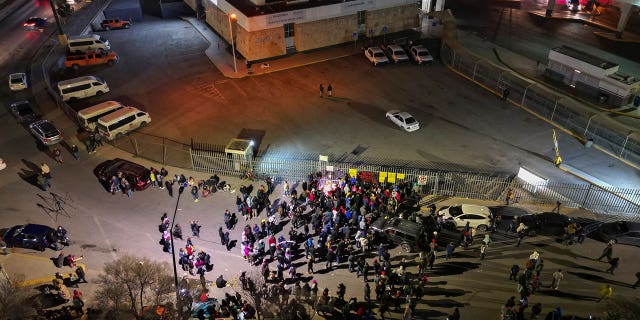 Alto funcionario de inmigración de México acusado en un incendio en un centro de detención que mató a 40 migrantes 4 La gente participa en una vigilia por las víctimas de un incendio en un centro de detención de inmigrantes que ha matado a decenas en Ciudad Juárez, México, el 28 de marzo de 2023.