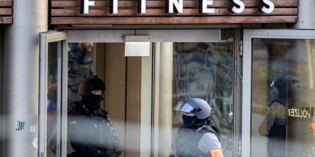 4 resultaron gravemente heridos en un ataque con arma blanca en un gimnasio alemán 4 Cuatro personas resultaron gravemente heridas en un ataque con arma blanca ocurrido el martes en un gimnasio en Duisburg, Alemania.