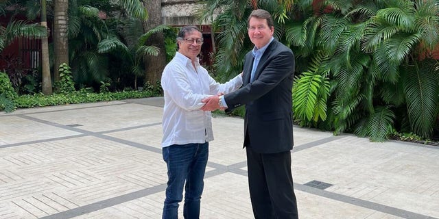 Senator Bill Hagerty bertemu dengan Presiden Gustavo Petro dari Kolombia.