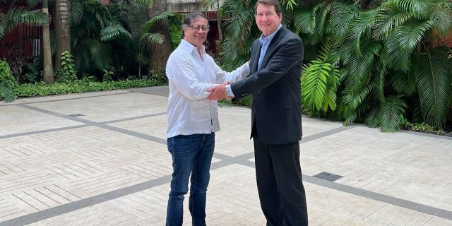 Senator Bill Hagerty bertemu dengan Presiden Gustavo Petro dari Kolombia.