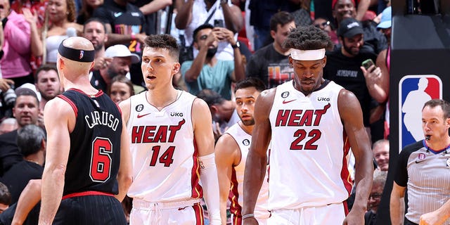Tyler Herro (14) y Jimmy Butler (22) del Miami Heat durante un partido contra los Chicago Bulls en el torneo de entrada de 2023 el 14 de abril de 2023 en el Kaseya Center en Miami, Florida. 