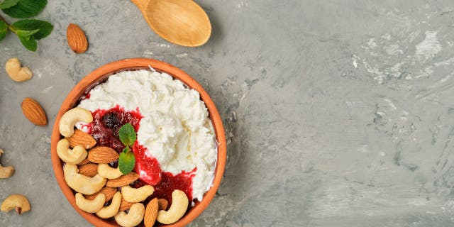 Cottage cheese is curdled milk product that contains casein protein. The dairy option can be served as a food topping or served alone, with optional fruits and nuts.