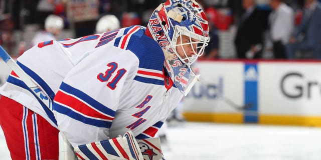 Igor Shesterkin #31 de los New York Rangers se calienta antes del Juego 1 de la Primera Ronda de Playoffs de la Copa Stanley 2023 en el Prudential Center el 18 de abril de 2023 en Newark, Nueva Jersey.  