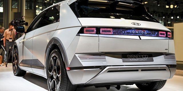 The taillights are equipped with a sparkle display.
