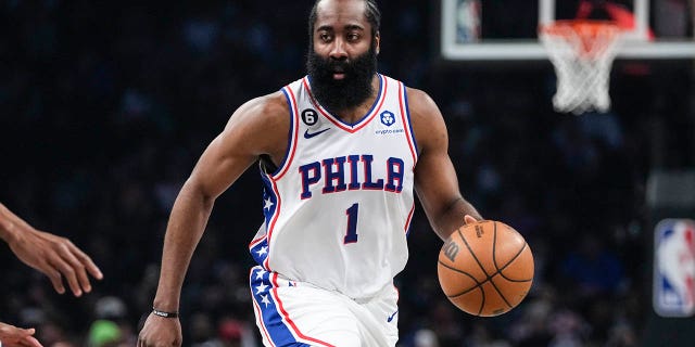 James Harden con el balón