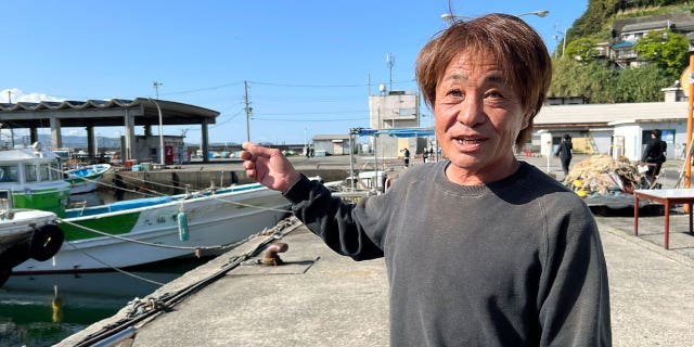 La inseguridad en torno al primer ministro de Japón sorprendió a muchos después de un ataque con bomba de humo. 4 Masaaki Nishide, un pescador del puerto de Saikazaki, describe una escena explosiva el 16 de abril de 2023, en la que el primer ministro Fumio Kishida escapó por poco de un ataque con bomba de humo en Wakaima, en el oeste de Japón.