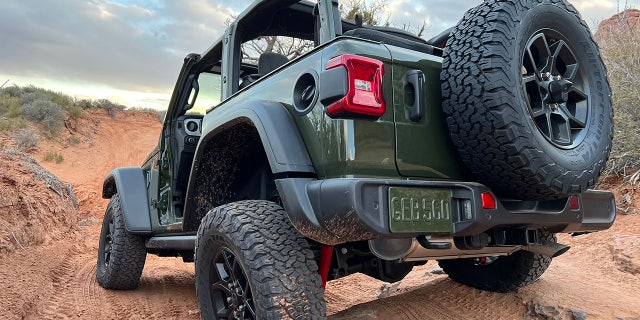The 2024 Wrangler Rubicon features a full-float rear axle.