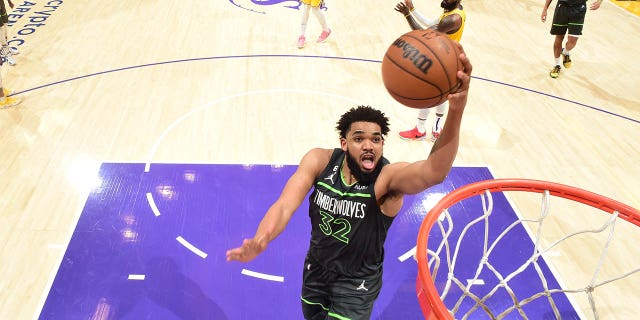 Karl Towns dunk