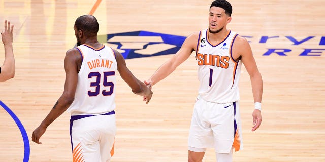 Kevin Durant high fives Devin Booker