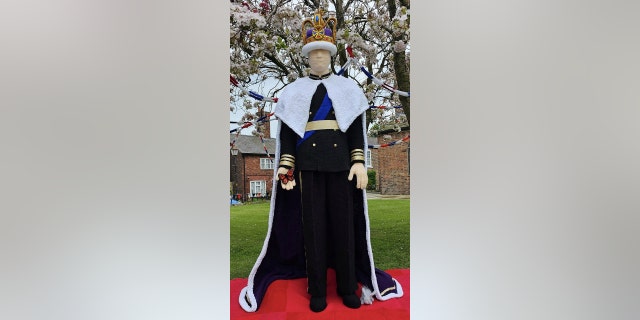 yarn king statue