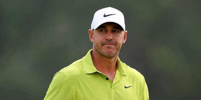 Brooks Koepka reacciona a su birdie en el green 18 durante la primera ronda del Torneo Masters 2023 en el Augusta National Golf Club en Augusta, Georgia, el jueves.