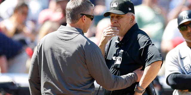 تم فحص Umpire Larry Vanover من قبل مدرب بعد تعرضه لضربات من Andres Gimenez من Cleveland Guardians خلال الشوط الخامس ضد نيويورك يانكيز في ملعب بروجريسيف فيلد في 12 أبريل 2023 في كليفلاند.