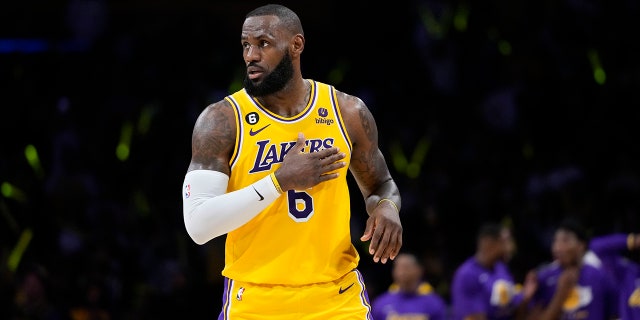 LeBron JAmes running up floor