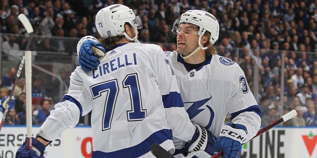 El No. 71 de Tampa Bay Lightning, Anthony Cirelli, celebra un gol con su compañero de equipo Brandon Hagel, No. 38, contra los Toronto Maple Leafs en el Juego 1 de la Ronda 1 de los Playoffs de la Copa Stanley 2023 en Scotiabank Arena el 18 de abril de 2023, en Toronto, Ontario, Canadá. . 