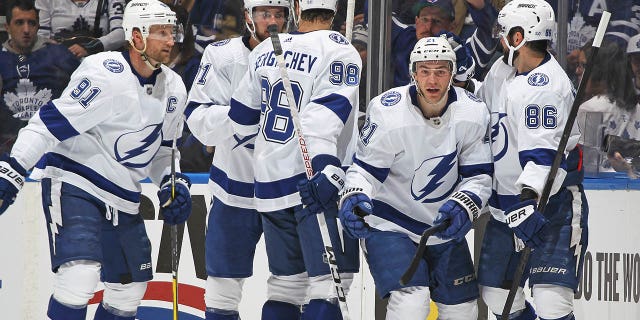 Brayden Point #21 de los Tampa Bay Lightning celebra un gol contra los Toronto Maple Leafs en el Juego 1 de la primera ronda de los Playoffs de la Copa Stanley 2023 en el Scotiabank Arena el 18 de abril de 2023 en Toronto, Ontario, Canadá.