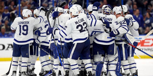 Los Maple Leafs celebran su victoria en tiempo extra