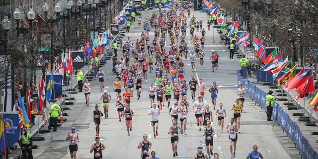 يتجه المتسابقون نحو خط النهاية لماراثون بوسطن 123 في 15 أبريل 2019 ، في ماساتشوستس.  حصل كل من روبرت مورجنسترن وجيسي هوغ مورجنسترن على مؤهلات ماراثون بوسطن معًا كثنائي أب وابنته.