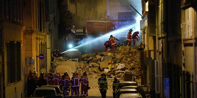 Vatrogasci su radili na gašenju požara koji je gorio ispod ruševina stambene zgrade koja se srušila rano u nedjelju u Marseilleu, na jugu Francuske.