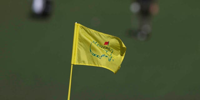 لقطة مقرّبة لعلم شعار Masters أثناء مسرحية يوم الجمعة في Augusta National. أوغوستا ، جورجيا ، 8 أبريل 2022.